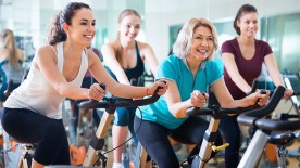 Versicherungen für Fitnessbetriebe: Frauen beim Training im Fitness-Studio